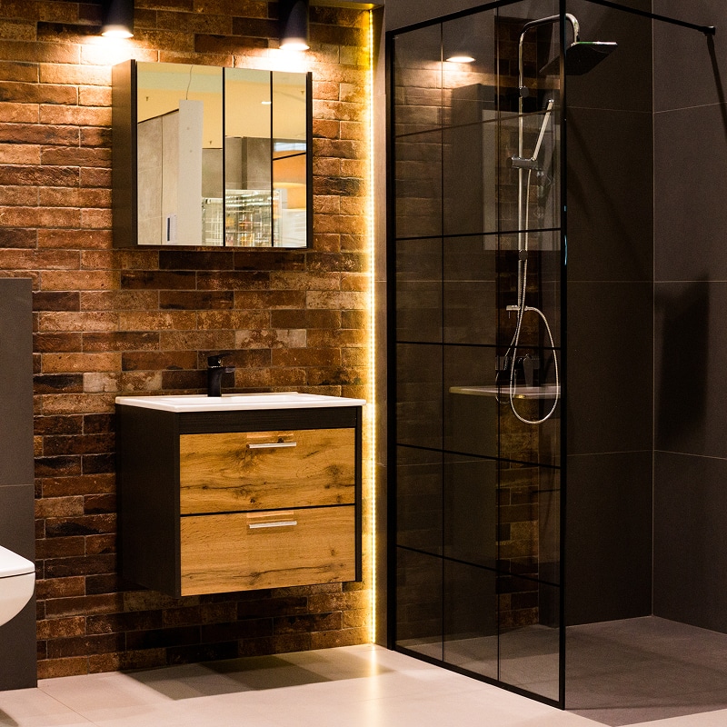 Meuble salle de bain bois et noir avec douche italienne Salle de bain moderne : meuble vasque en chêne et noir, mur en briques et douche à l'italienne vitrée.